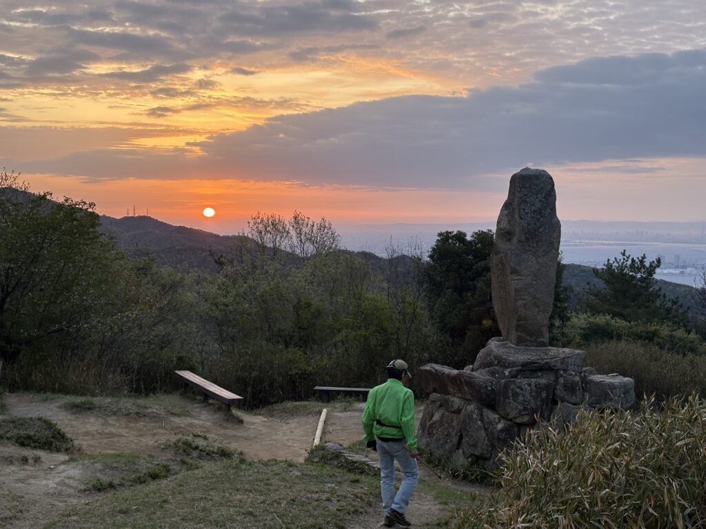 菊水山山頂　石碑と日の出　2026年4月撮影筆者