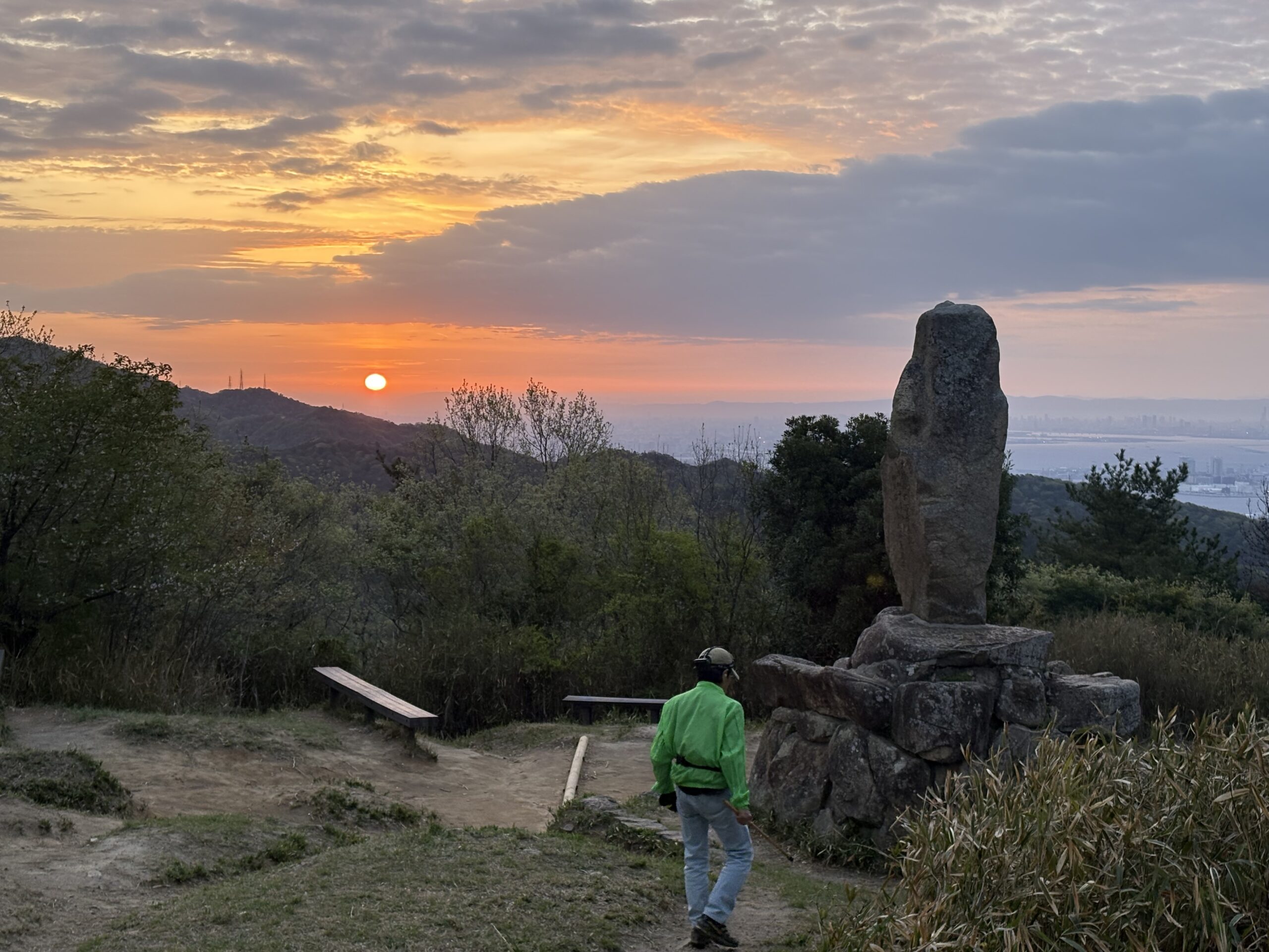 菊水山山頂　石碑と日の出　2026年4月撮影筆者