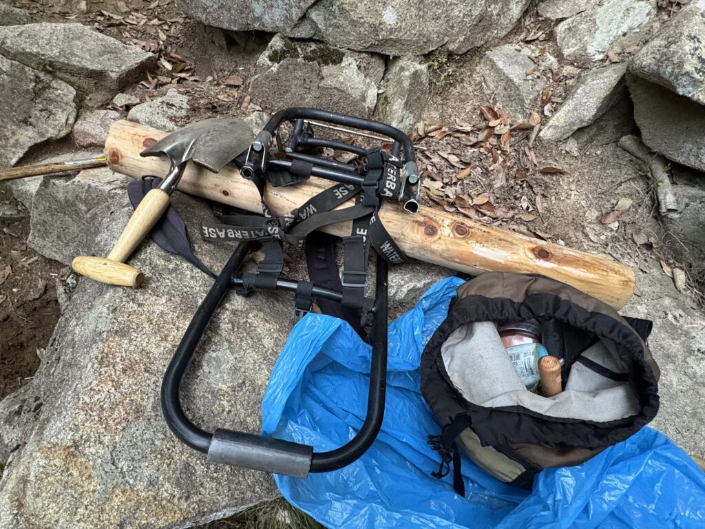 背負子を使用して山頂から丸太を運搬。この日は2本を運ぶ。