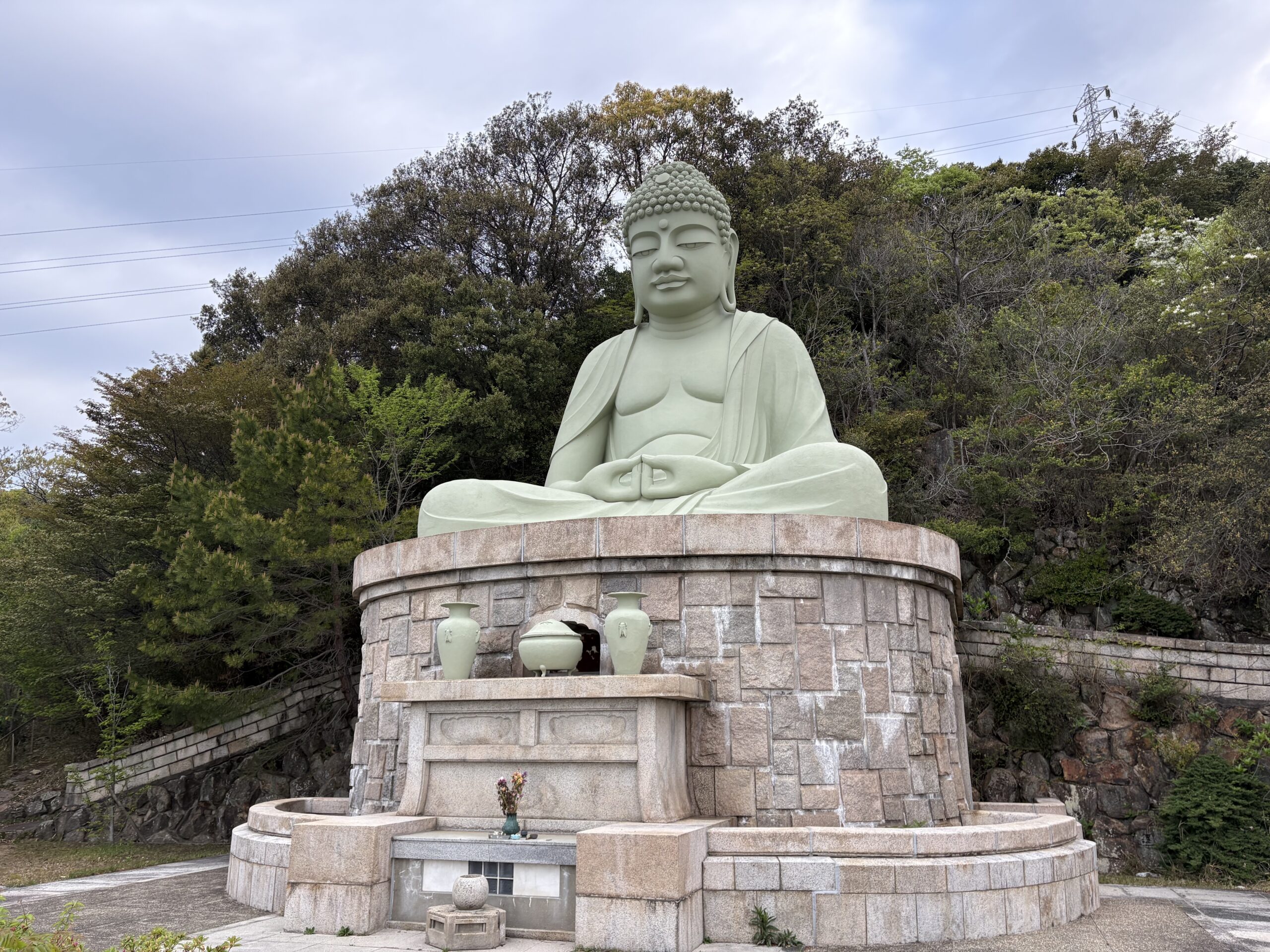 新装された鵯越大仏の全景（正面）2026年4月