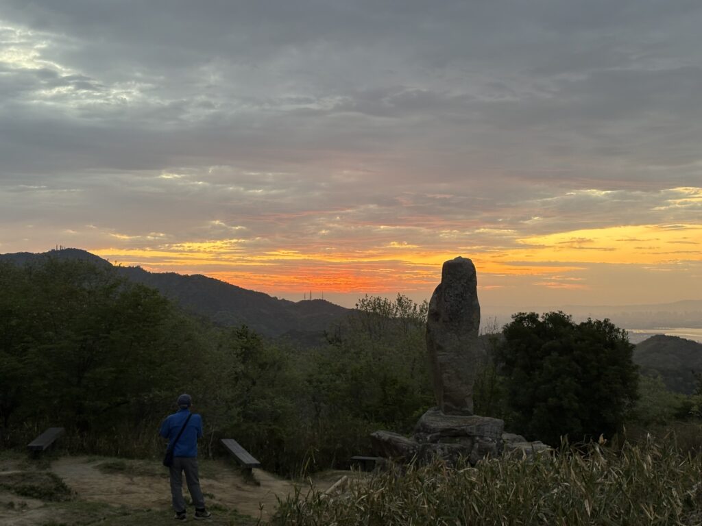 菊水山山頂　日の出前。赤く染める空と石碑