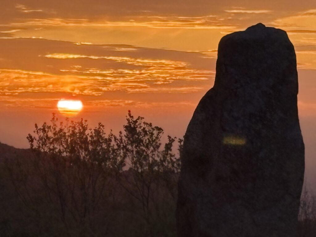 石碑と朝日　菊水山山頂　2026年4月20日撮影