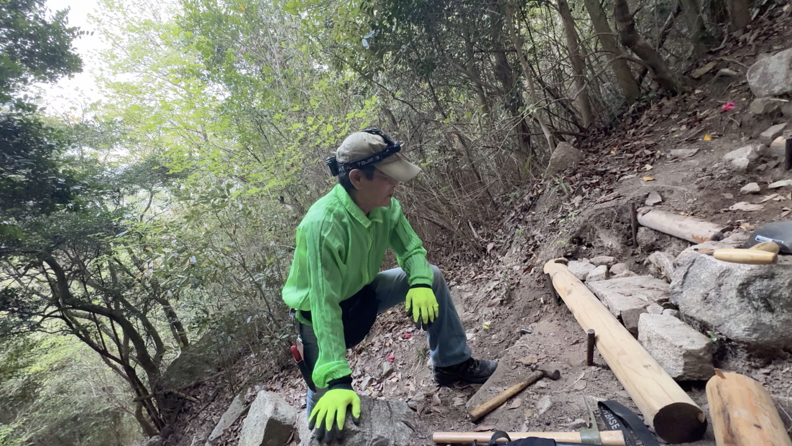 菊水山山道で整備中の岡本さんにお話を伺う