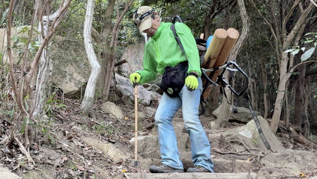 背負子で丸太を運ぶ様子　2026年4月撮影