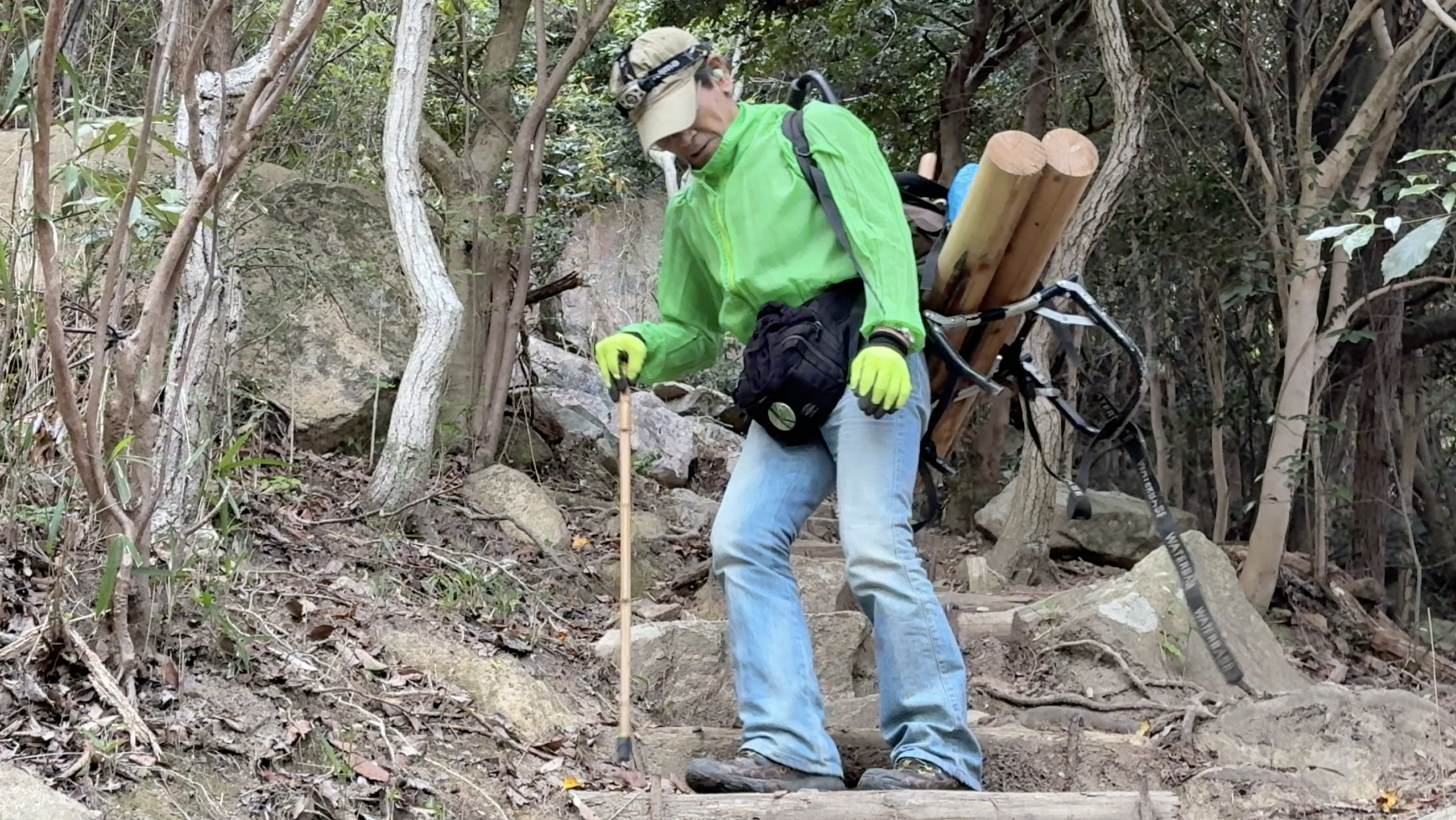 背負子で丸太を運ぶ様子　2026年4月撮影