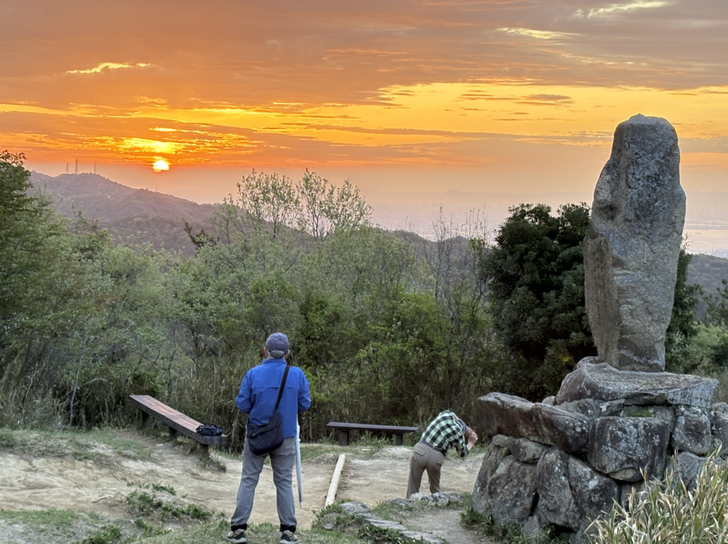 整備された道を歩く登山者　2026年4月撮影