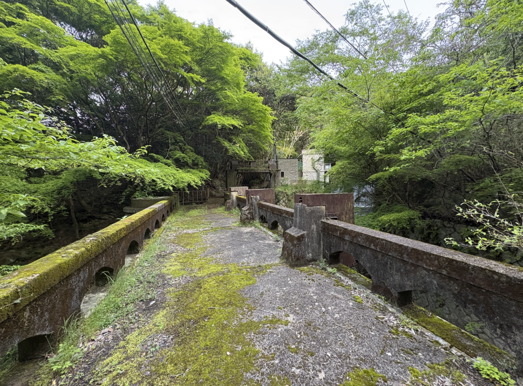 烏原水源木谿分水堰堤（もっけいぶんすいえんてい）