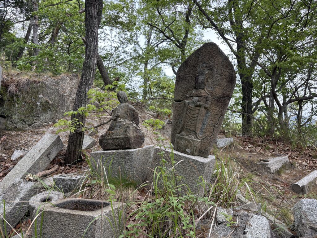 ひよどり道周辺の山中に残る石造物。墓碑や仏像、祠状のものが混在している。
