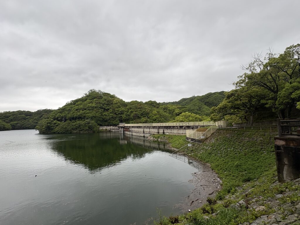 烏原貯水池堰堤　内面　菊水山