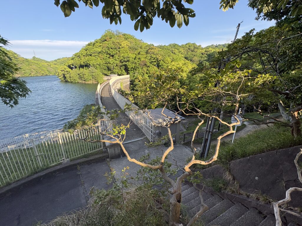 写真：烏原貯水池堰堤全景