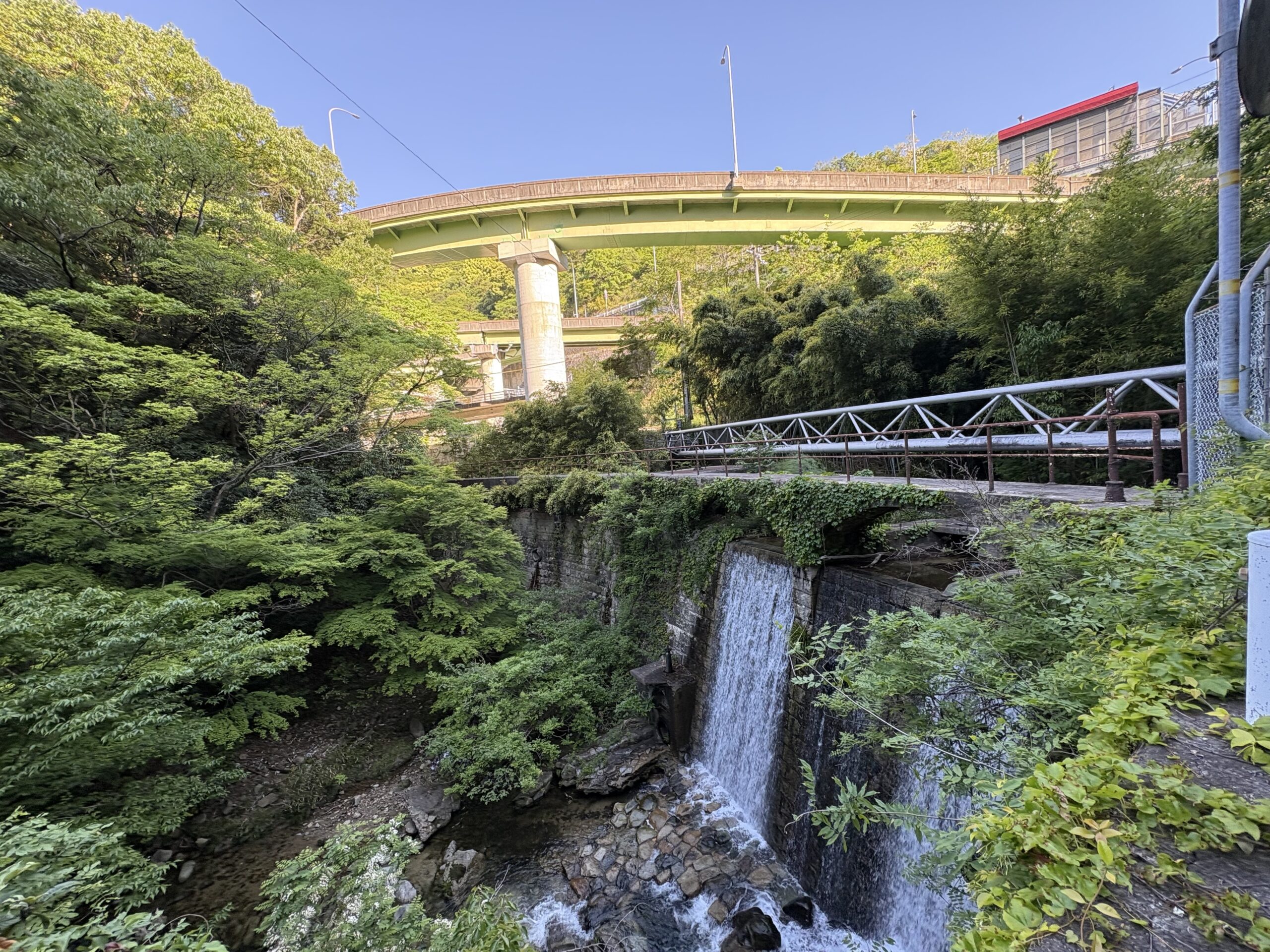 天王谷取水堰堤。天王導水路起点となる施設であり、天王谷水道橋とは別構造。