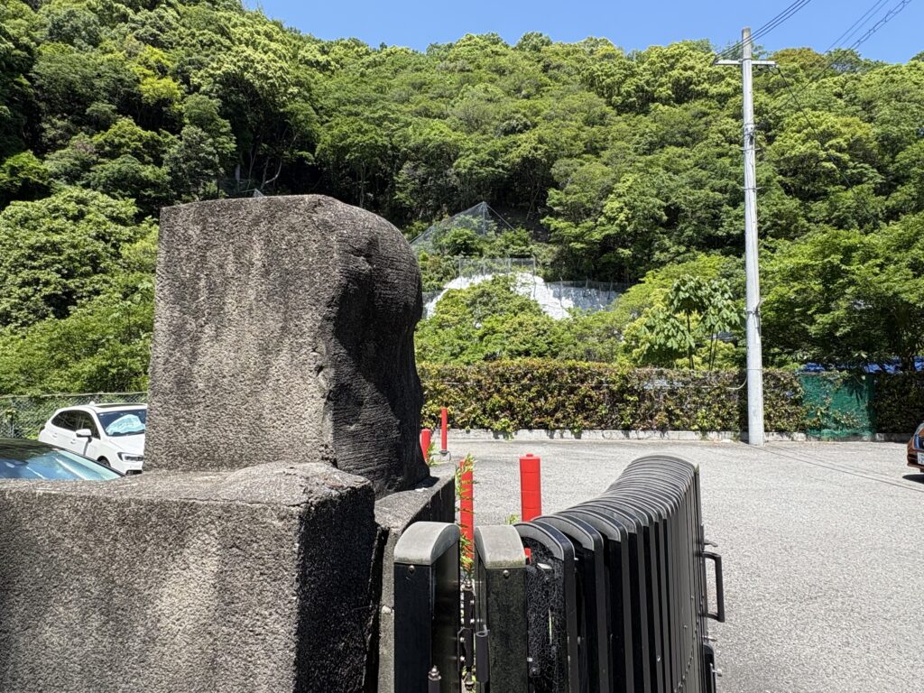 旧有馬街道側の駐車場入口には、現代の舗装とは質感の異なる古いモルタル構造物が確認できた。橋台や関連構造の一部である可能性も含め、今後さらに検証したい。