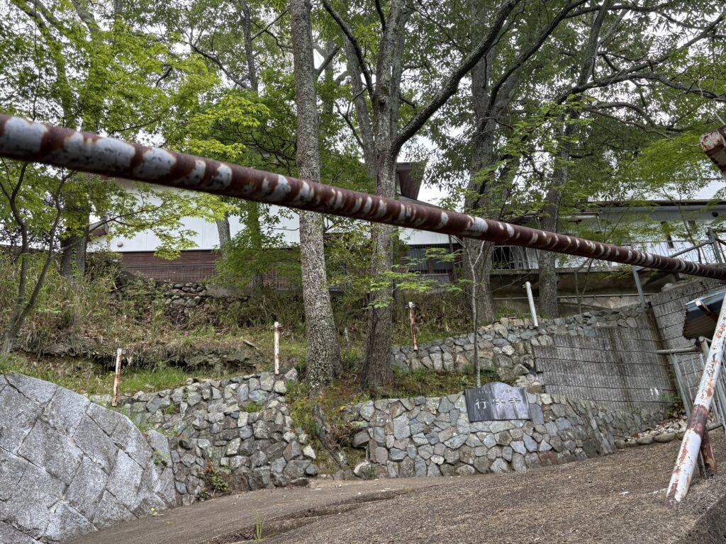 烏原貯水池方面からひよどり道へ入る山道入口。近くには日蓮宗行守道がある。