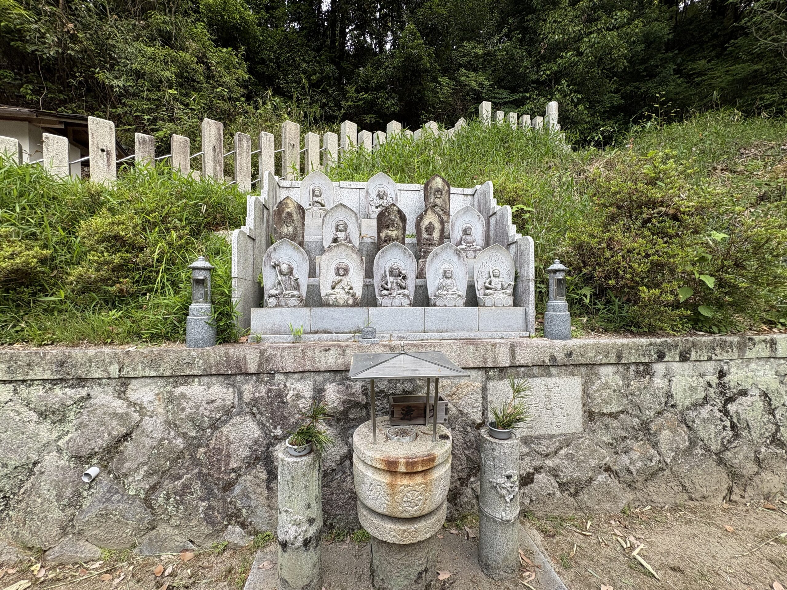 石仏によって色合いや風合いが異なる。古くからある石仏と、新しく納められた石仏が混在しているという。
