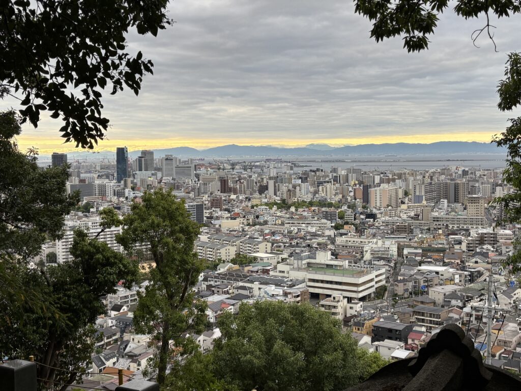立江寺のひよどり道側から望む神戸市街地。空気が澄んだ日には、さらに奥に金剛山地の稜線が見える。