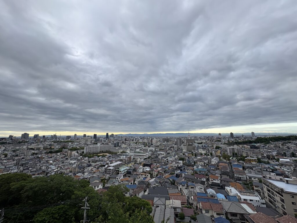 神戸・菊水山方面から東南東を望む。大阪湾の向こうに、大和葛城山、金剛山、水越峠を含む金剛山地の稜線が見える。

