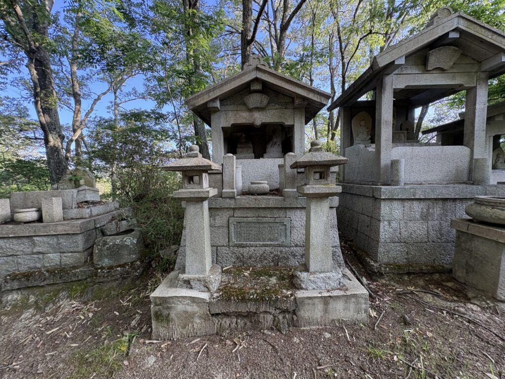 奥の院の左隣にある第七十五番善通寺の石堂。左右に灯籠が置かれている。