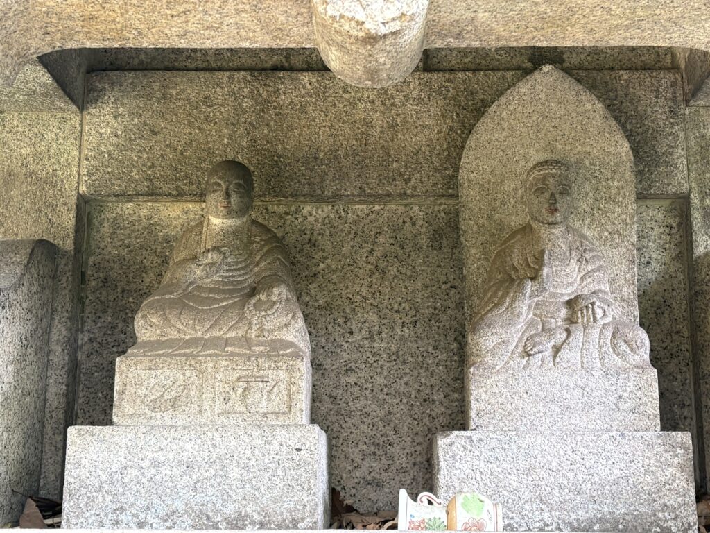 第七十五番善通寺の石堂内に祀られる二体の石仏。奥の院とは別の信仰空間として残されている。