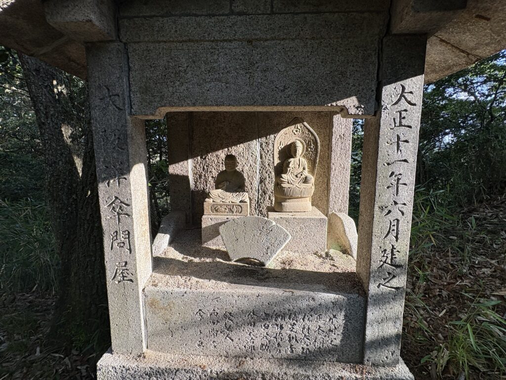 ひよどり道沿いにある石仏の数々