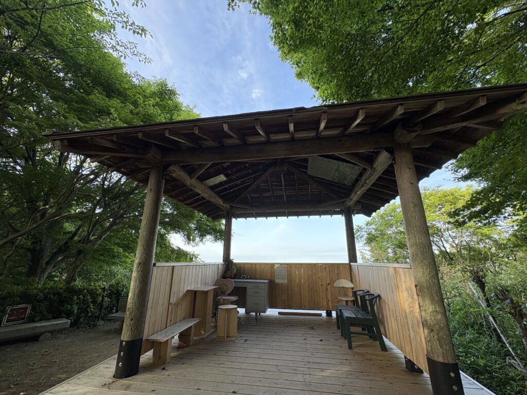 ひよどり道の先にある、ひよどり展望公園の東屋。ここにも烏原登山会の記帳所がある。