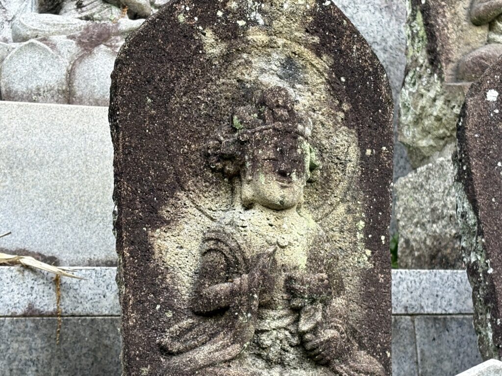 「観音菩薩(かんのんぼさつ)」は右手を上げ、左手に蕾(つぼみ)の蓮の花を持っています。