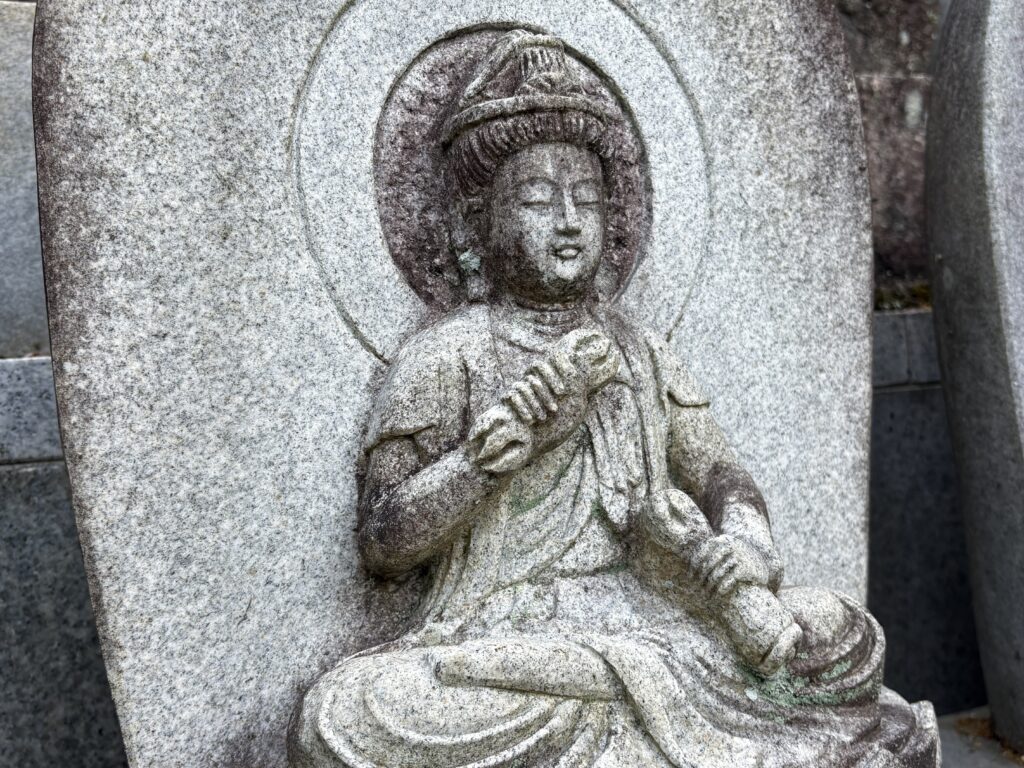 「普賢菩薩(ふげんぼさつ)」は咲いている蓮の花、もしくは金のツルのようなものを持っています。まれに五鈷杵・五鈷鈴を持っていることもあります。