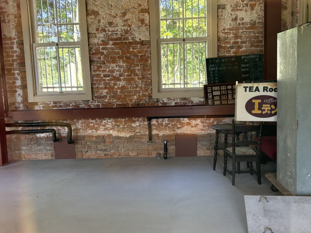 旧管理事務所前に残るTEA ROOM　Coffee エデンの看板