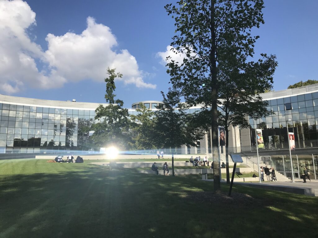 EDHECのキャンパス。多国籍の学生が集まる中で、日本人は自分一人だった。孤独でもあり、同時に自分の視点を出すチャンスでもあった。