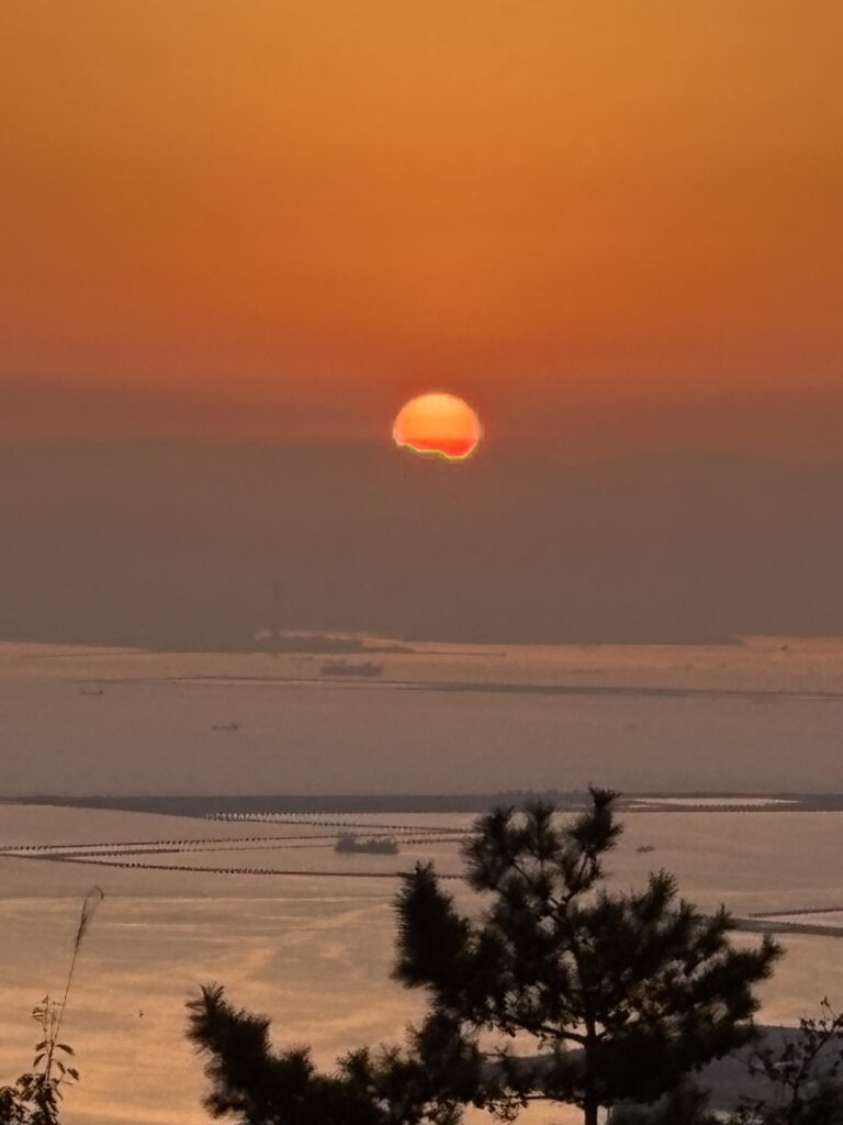冬の朝、金剛山地の方向から昇る朝日。山並みの位置を知ると、日の出の見え方も変わってくる。