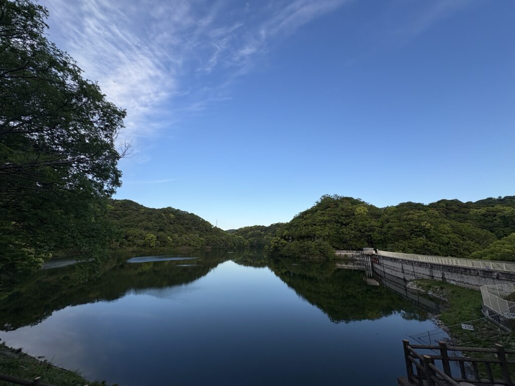 烏原貯水池と立ヶ畑堰堤。明治期の神戸水道拡張事業によって整備された近代水道施設である。2026年著者撮影。