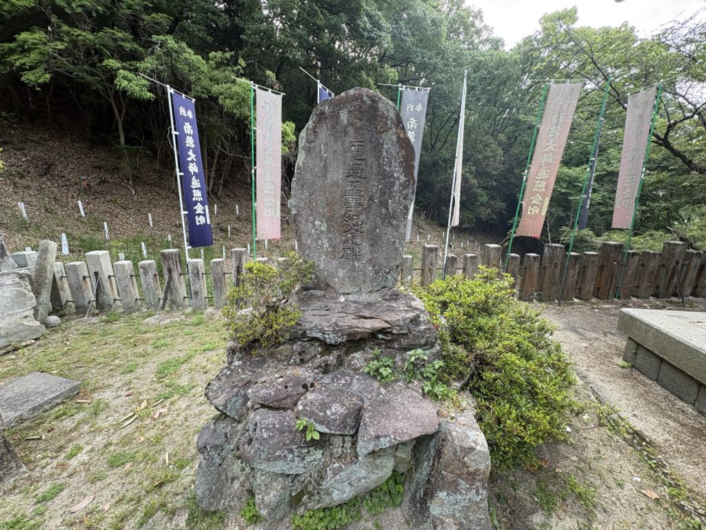 福寿院夢野大師に残る高い電気工事記念碑。建立年は劣化により判読が難しい。