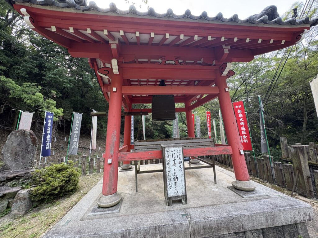 福寿院夢野大師の鐘楼。一打十円の志納案内が残されている。