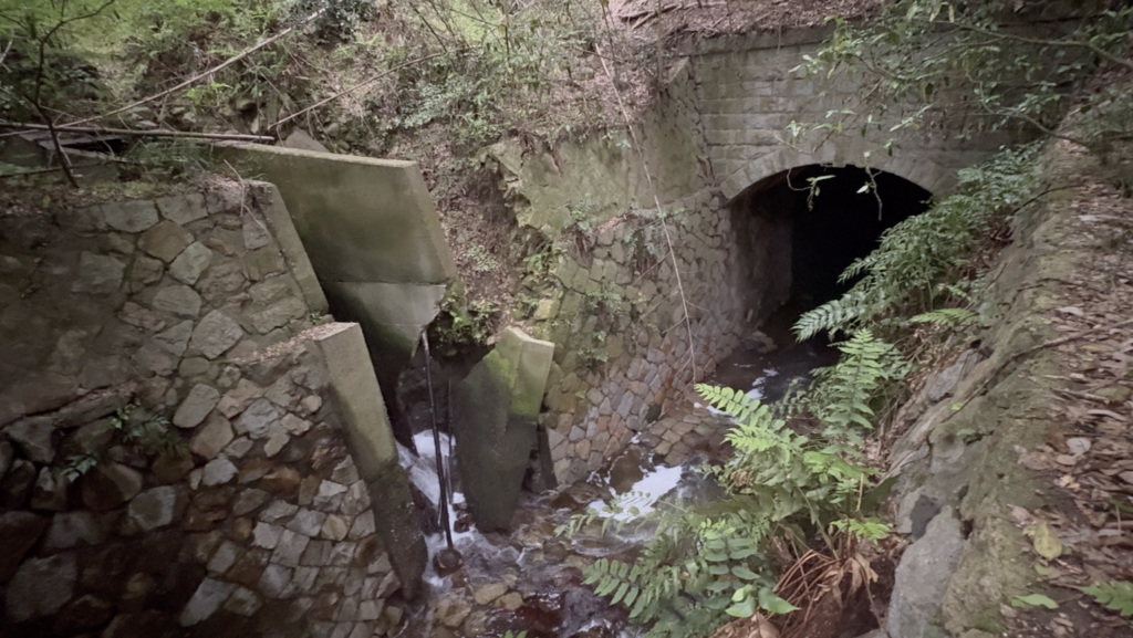 烏原放水門背面