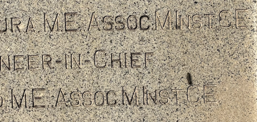 写真：M.E. ASSOC. M. INST. C.E. の刻字拡大
