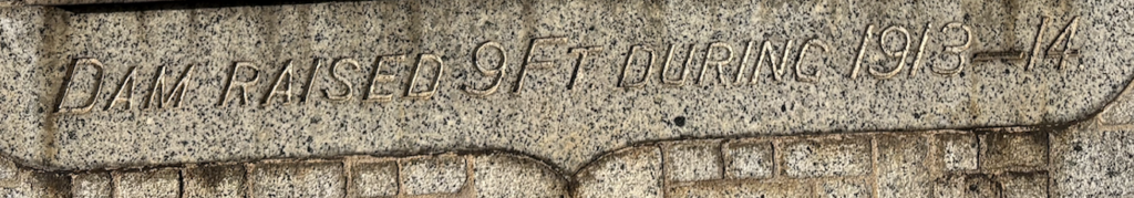 写真：DAM RAISED 9 FT DURING 1913—14 の刻字拡大
