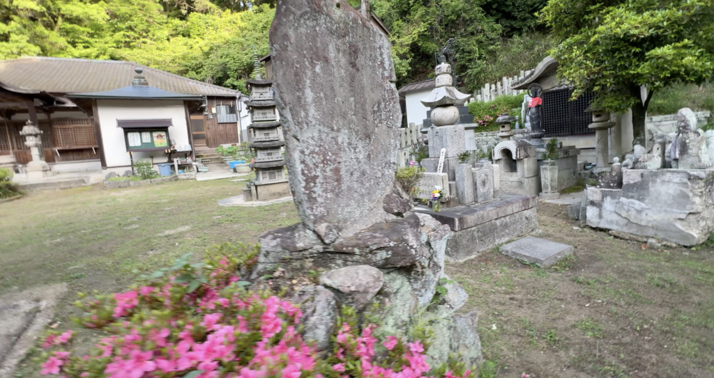 電気工事記念碑の周囲には石仏や石碑が点在する。かつての福寿院夢野大師の賑わいを感じさせる。