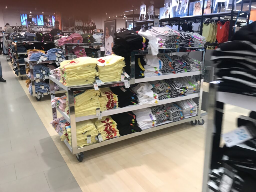 フランスでの生活は、買い物ひとつでも学びの連続だった。英語で授業を受けられても、日常生活では最低限のフランス語が大きな助けになる。
