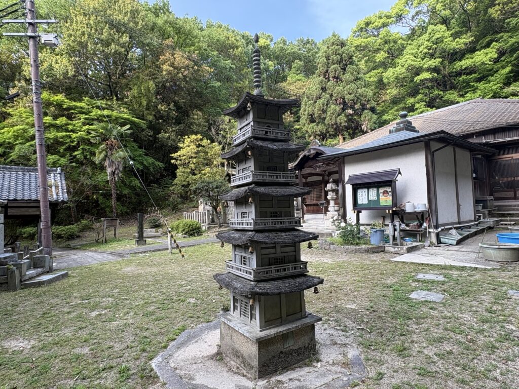 福寿院夢野大師の五重塔。山中に残る石造物群の一つ。