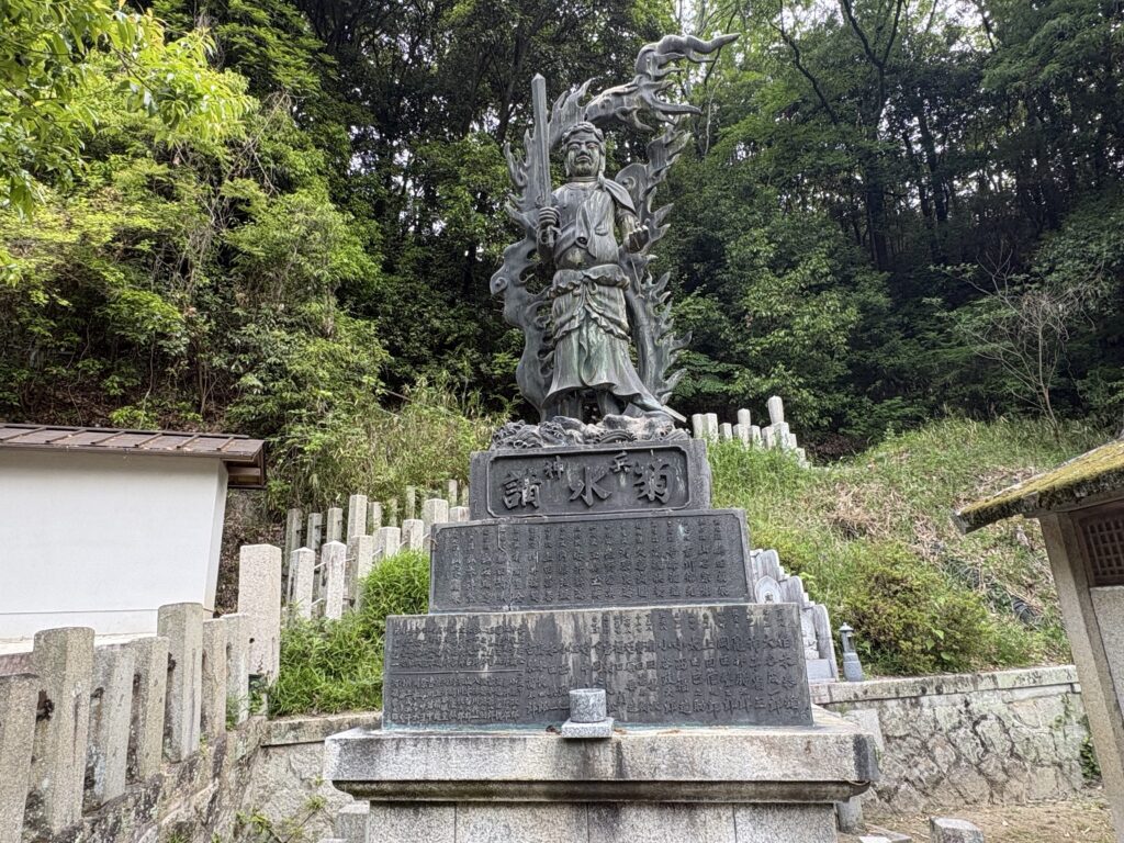 「兵神 菊水講」と刻まれた銘。地域の講による信仰の痕跡が残る。