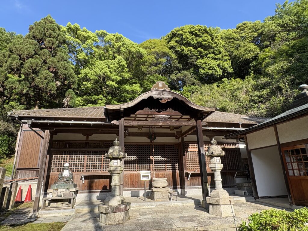 福寿院夢野大師の奥の院。案内板によれば、湊川改修工事で掘り出された石仏は現在ここに祀られている。