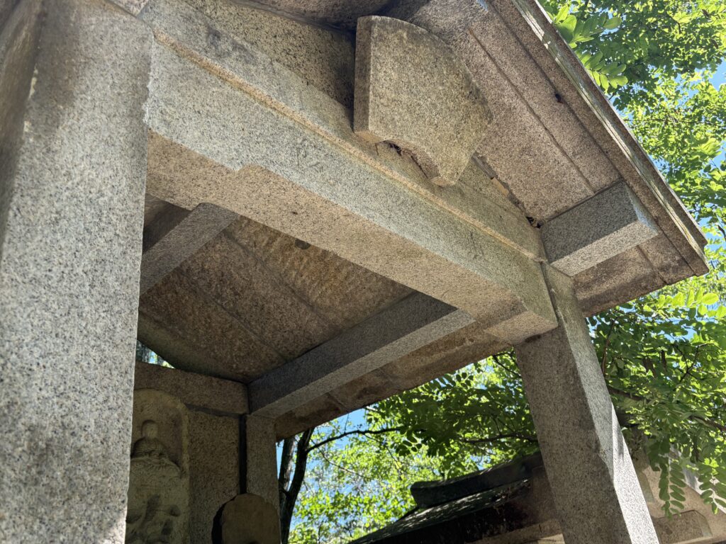 ひよどり道の途中に残る福寿院夢野大師の奥ノ院とされる石堂。斜めから確認すると、上部に「奥ノ院」と刻まれていることが分かる。案内板では「奥の院」と表記されている。