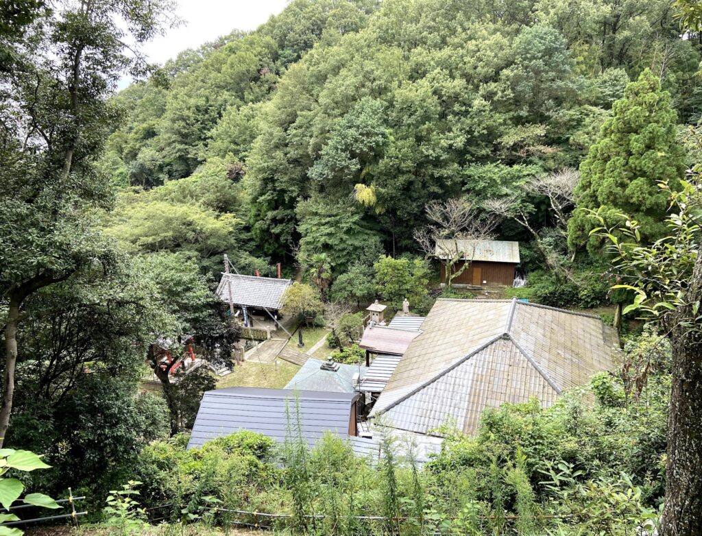 山道から下る道、または福寿院夢野大師境内全景