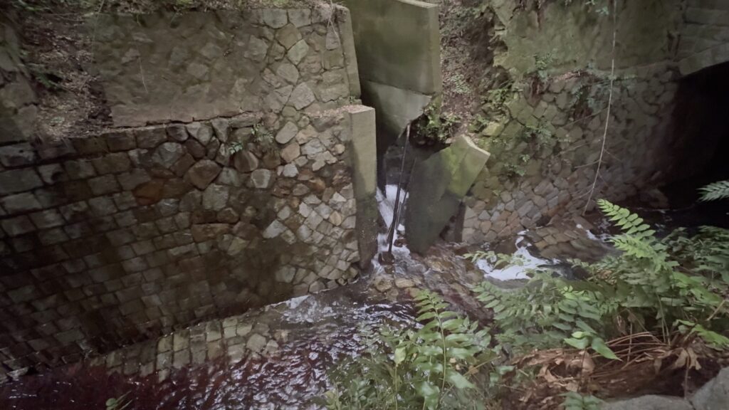 烏原水源放水門背面（山側）合流水路