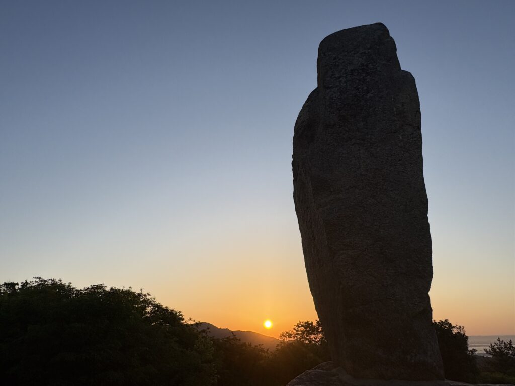 2026年5月某日、日の出前後の菊水山山頂。ここから岡本学さんとガンチャン新道を下る。