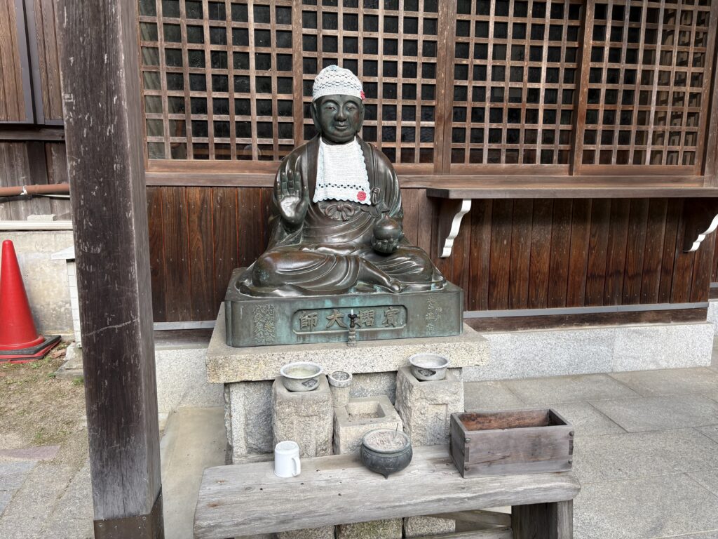 奥の院に前に祀られる賓摺大師の石仏。