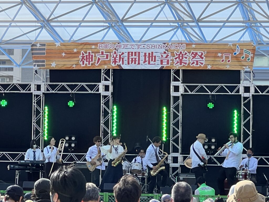 湊川公園は、旧湊川から新開地、大楠公像、神戸タワー、現在の手しごと市まで、人々が集まり続けてきた場所である。