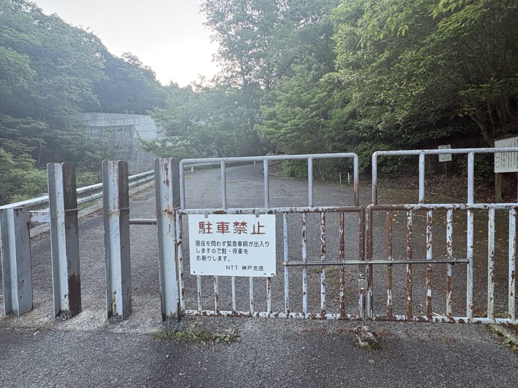 菊水山頂付近の管理道。1975年の『六甲山ハイキング』第3版には「中継所の自動車道」という記述がある。