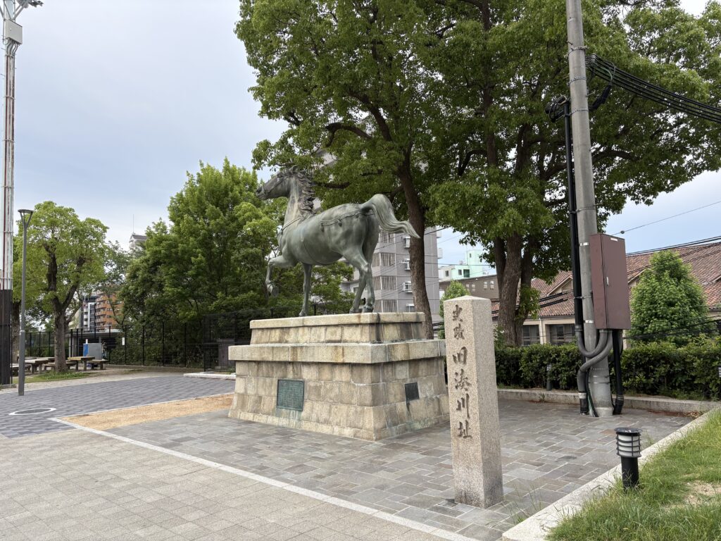湊川跡碑。現在の公園風景の中に、かつてこの場所が旧湊川の流路と関わる空間であったことを伝えている。
