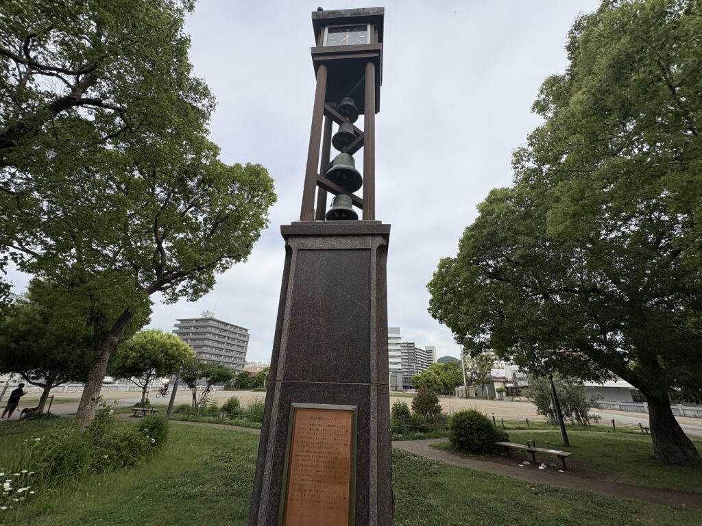 現在の湊川公園に立つカリヨン時計塔。かつて同じ湊川公園にそびえていた神戸タワーの記憶を伝えている。
