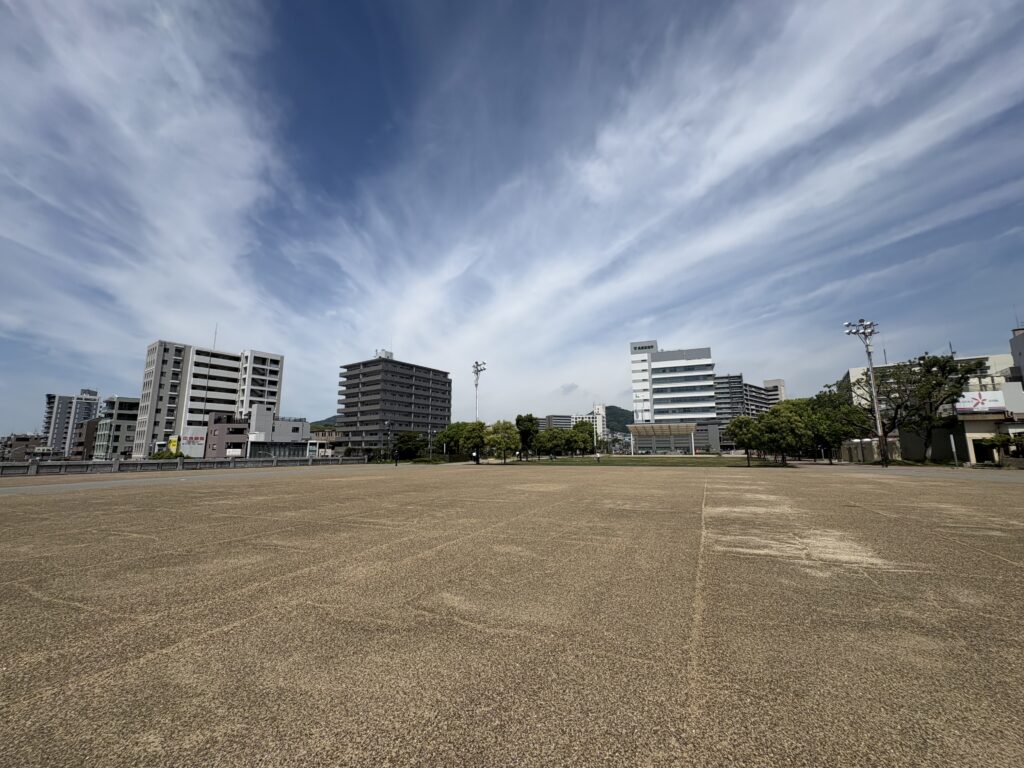 現在の湊川公園。日常の公園風景の中に、旧湊川、新開地、大楠公像、神戸タワー、日本マラソン発祥地の記憶が重なっている。